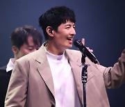 손호영, 솔로 데뷔 15주년 콘서트 "팬들 덕분에 다시 힘 내"