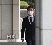 [포토] 화천대유 대주주 김만배 검찰 출석