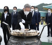 이재명 첫 행보 화두는 '안정감'..대전현충원 참배후 질병청 방문