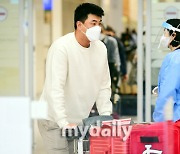 [MD포토] 세인트루이스 가방 들고 귀국하는 김광현