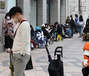 연휴 마지막날, 명품 사기 위한 대기줄