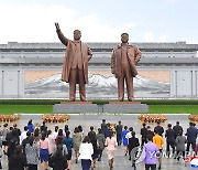 북한 당창건 76주년 맞아 헌화하는 북한 주민들