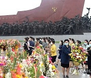 북한 당창건 76주년 맞아 헌화하는 북한 주민들