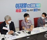 판교대장동 개발사업 문제점 세미나 참석자들과 대화하는 김기현