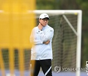 훈련 지켜보는 황선홍 U-23 대표팀 감독