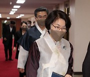 [포토] 한복입고 국무회의 참석하는 임혜숙 장관
