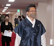 [포토] 한복입고 국무회의 참석하는 서욱 국방부 장관