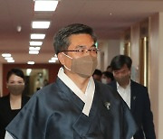 [포토] 한복입고 국무회의 참석하는 서욱 국방장관