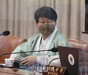 [포토] 한복입고 국무회의 참석한 안경덕 장관