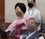 [포토] 한복입고 국무회의 참석한 정영애 장관