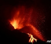 용암 내뿜는 스페인 쿰브레 비에호 화산
