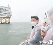 이억원 차관, 서남해 해상풍력 실증단지 현장방문