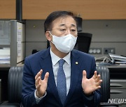'이재명 후보 질문에 답변하는 김윤덕 의원'