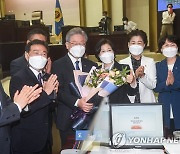 경기도의회 의원들 축하받는 이재명