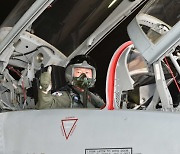 공군 10전투비행단 찾은 합참의장 '군사대비태세' 점검