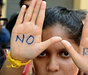 남편 보는데 8명이 스무살 새신부 집단 강간..인도 열차 속 비극