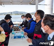 한강하구 중립지역 향하는 이인영 장관