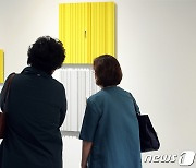 '한국, 회화적 공예' 관람하는 관람객들