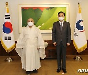 정의용 장관-원행스님 '기념촬영'