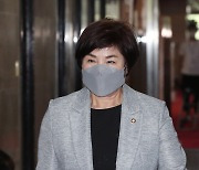 당무위 입장하는 전혜숙 최고위원