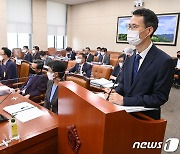 [국감] 질의 답하는 조희송 한강유역환경청 청장