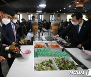 [국감] 32사단 병영식당 찾은 국회 국방위