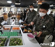 [국감] 점심 배식하는 육군 32사단 장병들