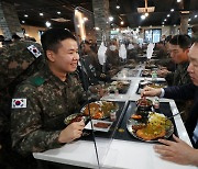 [국감] 장병들과 점심식사 같이하는 국회 국방위