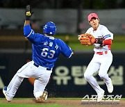 [포토] 박찬호, 피렐라 피해 1루 송구!