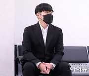 프로포폴 상습 투약 혐의 가수 휘성,  항소심 집행유예