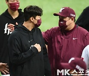 안우진 '축하받는 6승 투수' [MK포토]