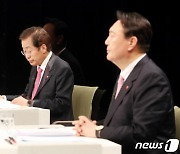 尹 "라스베이거스? 제주 환경 죽을 판"vs 洪 "도로도 안 되나"