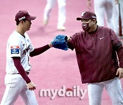 [MD포토] 안우진 '1회 깔끔한 마무리'