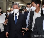 [헤럴드pic] 기자들의 질문을 받는 이재명 더불어민주당 대선후보