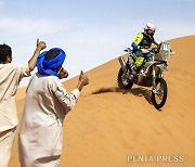 [포토] 사하라 사막을 달리는 오토바이