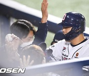 동점타 최용제,'동료들의 격한 축하 받으며' [사진]