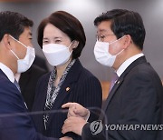 대화하는 유은혜 사회부총리와 전해철 장관