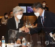 인사 나누는 서욱 장관· 박은정 위원장