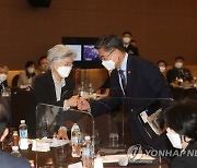 인사 나누는 서욱 장관· 박은정 위원장