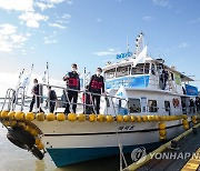 '2021 평화의 물길열기 염하수로 항행' 참석한 이인영 장관