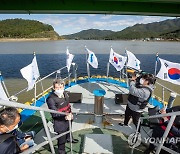 이인영 장관, 한강하구 중립지역 이동 배 승선