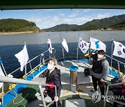 이인영 장관, 한강하구 중립지역 이동 배 승선