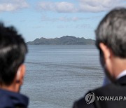 북한 개성 지역 바라보는 이인영 장관