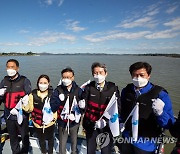 기념 촬영하는 '2021 평화의 물길열기 염하수로 항행' 참석자들