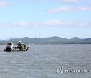 김포 한강하구 중립지역에서 경계 경비하는 해병대