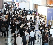한국국제아트페어 찾은 관람객들