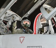 F-5 전투기 탑승한 원인철 합참의장