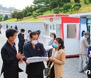 거리에서 서서 읽기도..북한, 김정은 연설 '학습 열풍'