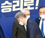 이재명 손 들어준 與 당무위..이낙연 "승리 위해 노력" 승복