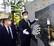 부산 민주공원 넋기림마당 참배한 송영길 대표